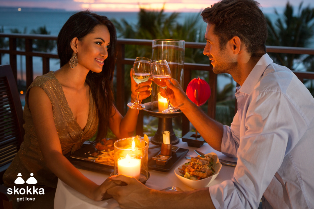 a imagem de um cliente, bebendo vinho e comendo em um restaurante, tendo uma experiência de namorada com acompanhante.